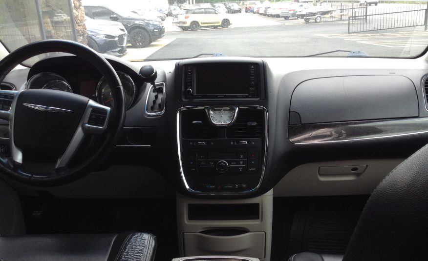 2013 Chrysler Town & Country Touring Minivan 4D
