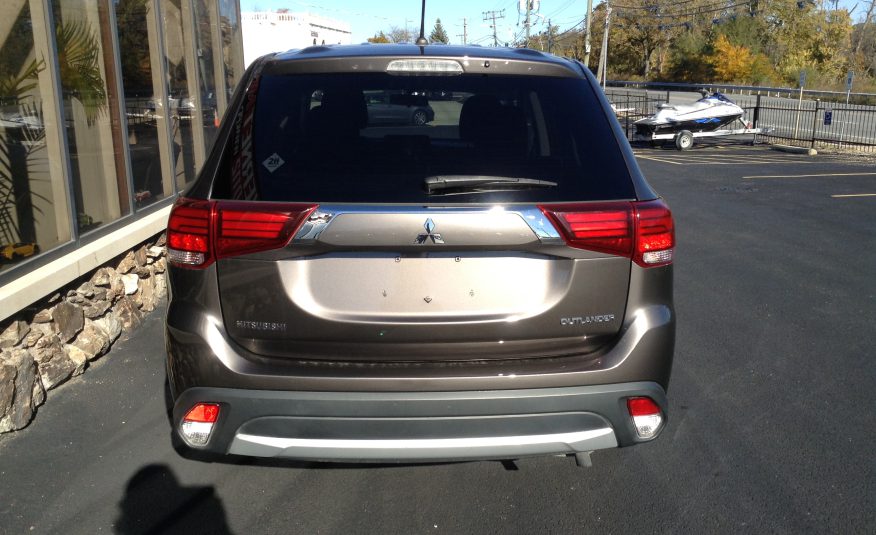 2016 Mitsubishi Outlander ES Sport Utility 4D